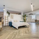 The Cube - Designer Finished Studio By Sf Homes